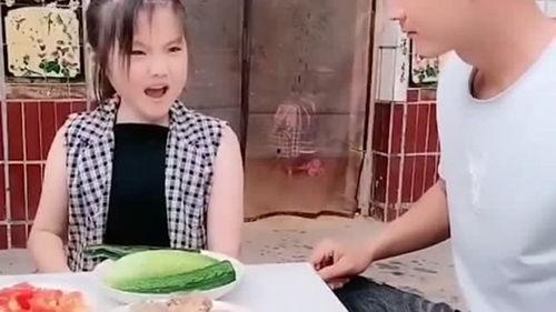 女儿吃瓜的视频,萌娃美食瞬间，萌态可掬引网友热议