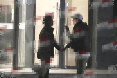 罗岗万达吃瓜事件视频,一场引发热议的网络风波