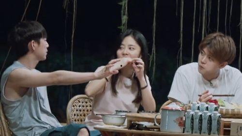 为簪花真吃瓜直播视频,揭秘网红幕后生活